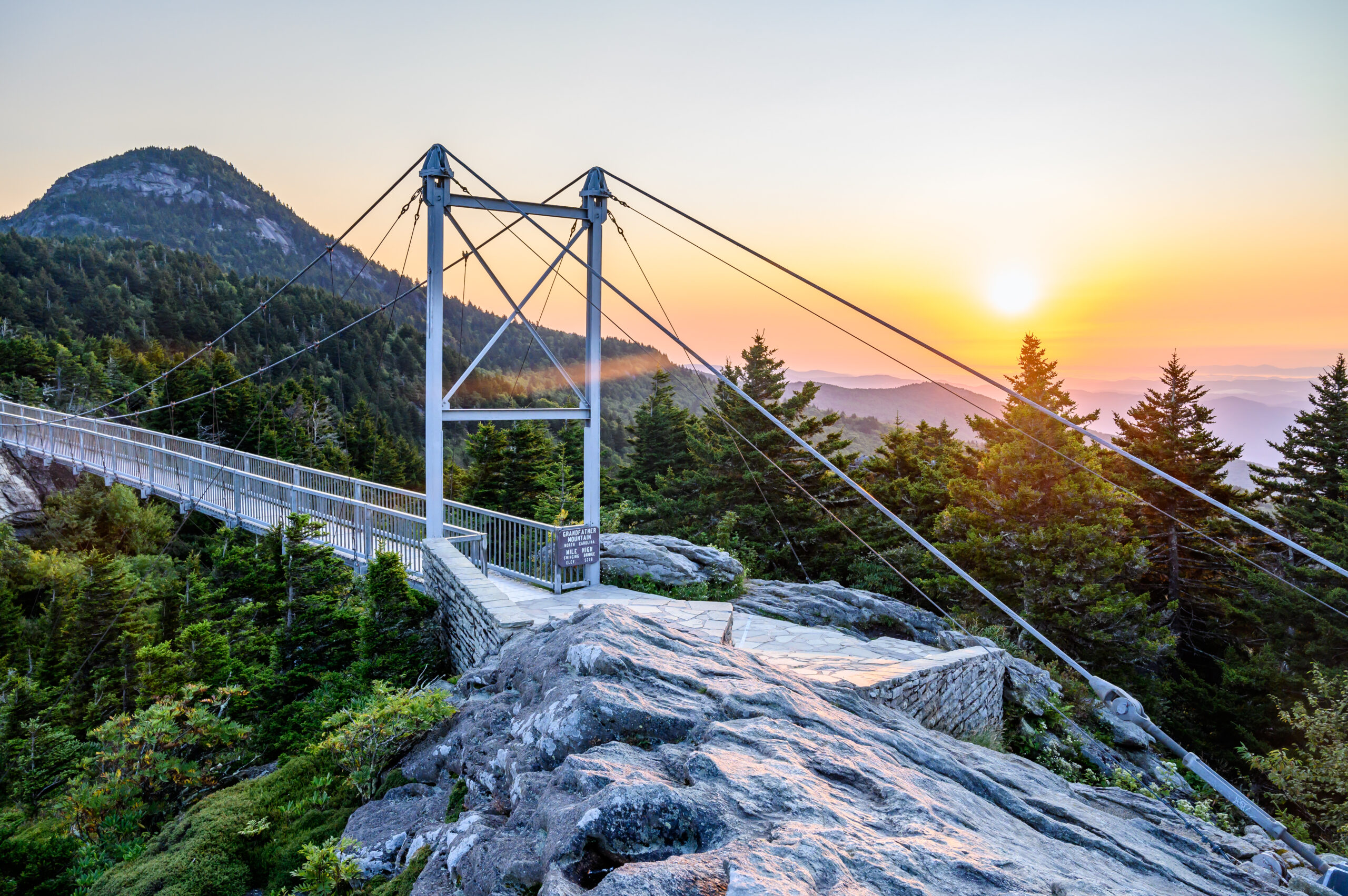 Mile-High-Swinging-Bridge-in-Linville-North-Carolina-USA-TRUE-amerika-america-amerika-rundreisen-usa-kanada-reiseveranstalter-individuelle-usa-reisen-abenteuer-stars-hollywood-movie-blockbuster-golden-gate-brigde-freiheitsstatue