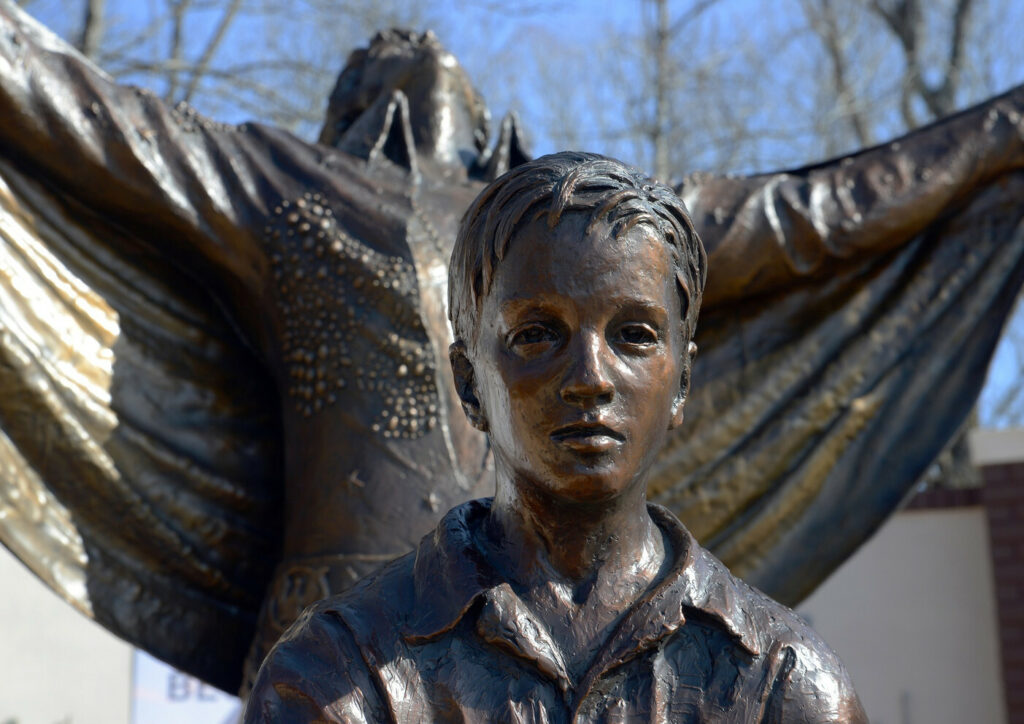 Denkmal-King-of-Rock-Elvis-Presley-Mississippi-USA-TRUE-amerika-america-amerika-rundreisen-usa-kanada-reiseveranstalter-individuelle-usa-reisen-abenteuer-stars-hollywood-movie-blockbuster-golden-gate-brigde-freiheitsstatue