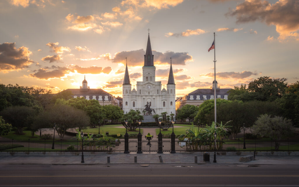 Jackson-Square-Cabildo-Presbytere-and-St-Louis-Cathedral-Louisiana-USA-TRUE-amerika-america-amerika-rundreisen-usa-kanada-reiseveranstalter-individuelle-usa-reisen-abenteuer-stars-hollywood-movie-blockbuster-golden-gate-brigde-freiheitsstatue