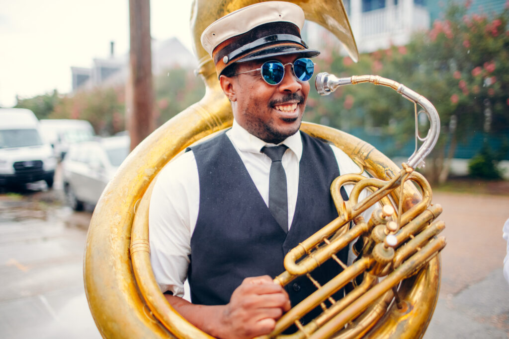 Tuba-player-on-street-corner-Louisiana--USA-TRUE-amerika-america-amerika-rundreisen-usa-kanada-reiseveranstalter-individuelle-usa-reisen-abenteuer-stars-hollywood-movie-blockbuster-golden-gate-brigde-freiheitsstatue