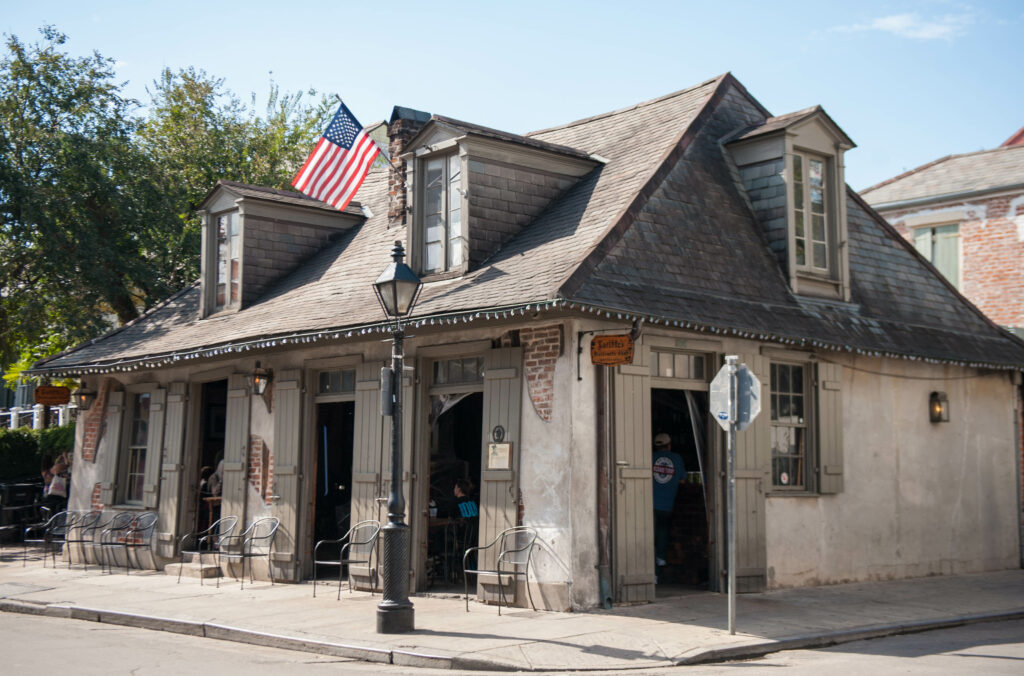 Lafitte's-Blacksmith-Shop-French-Quarter-Louisiana-USA-TRUE-amerika-america-amerika-rundreisen-usa-kanada-reiseveranstalter-individuelle-usa-reisen-abenteuer-stars-hollywood-movie-blockbuster-golden-gate-brigde-freiheitsstatue