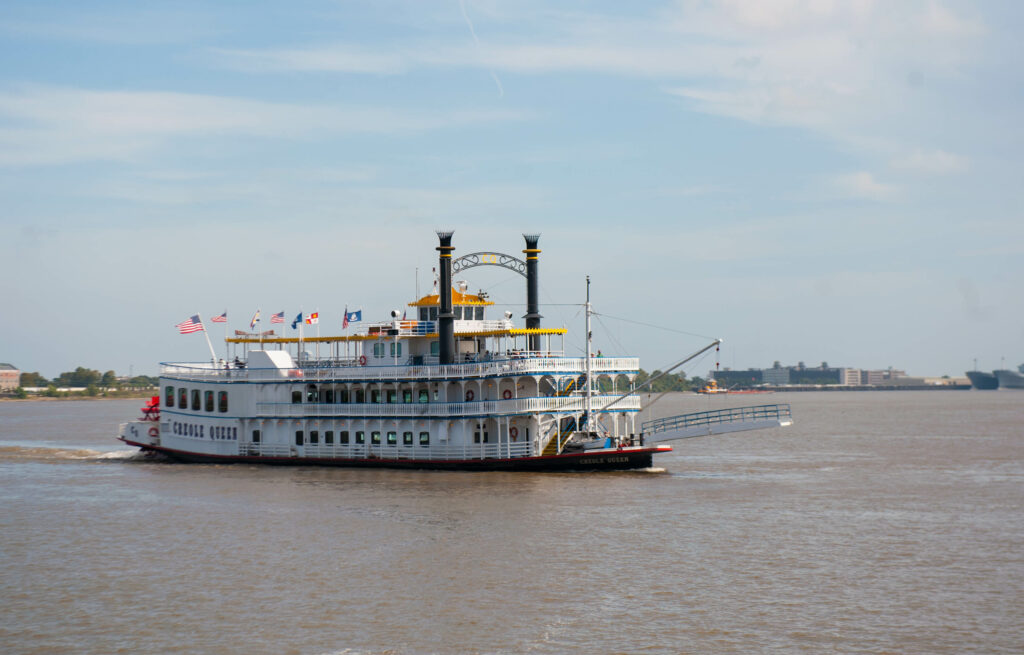 Paddlewheeler-Creole-Queen-Jazz-Cruise-French-Quarter-Louisiana-USA-TRUE-amerika-america-amerika-rundreisen-usa-kanada-reiseveranstalter-individuelle-usa-reisen-abenteuer-stars-hollywood-movie-blockbuster-golden-gate-brigde-freiheitsstatue
