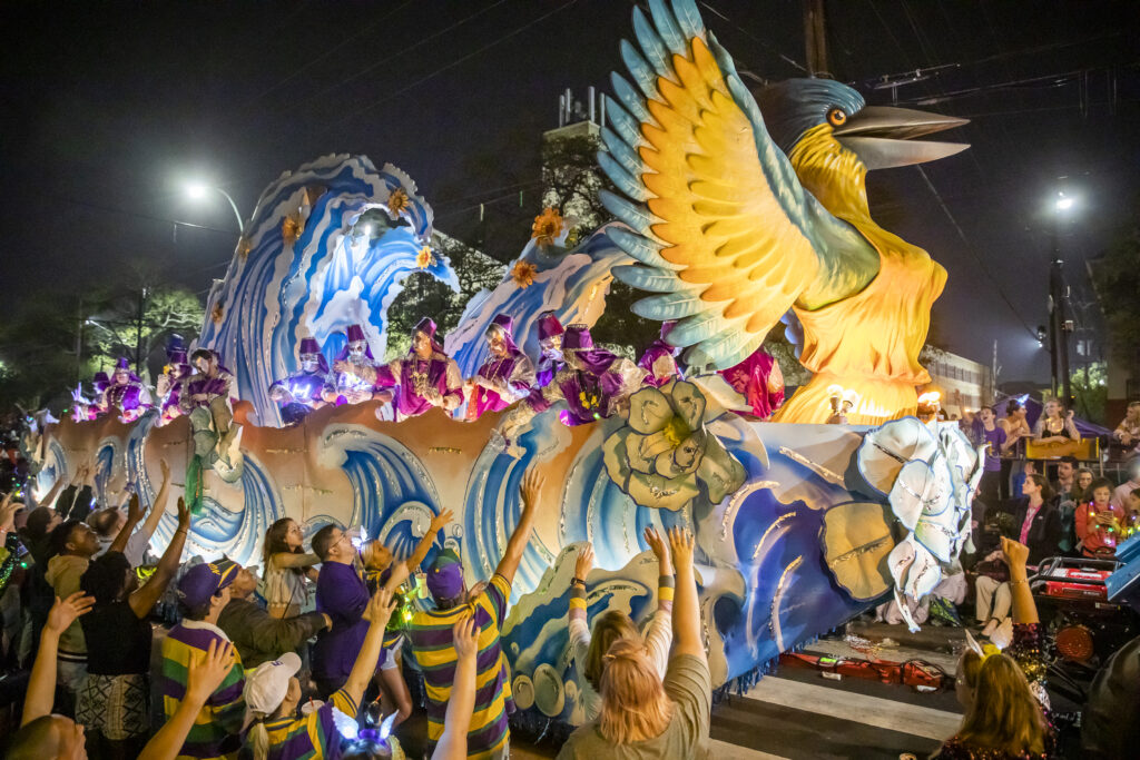 The-Krewe-of-Hermes-float-Halcyone-rolls-down-St.-Charles-Avenue-in-updown-New-Orleans-New-Orleans-French-Quarter-Louisiana-USA-TRUE-amerika-america-amerika-rundreisen-usa-kanada-reiseveranstalter-individuelle-usa-reisen-abenteuer-stars-hollywood-movie-blockbuster-golden-gate-brigde-freiheitsstatue