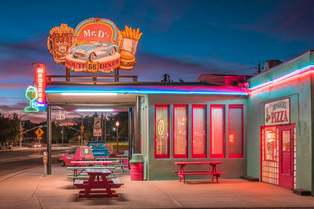 Mr-D'z-Diner-Kingman-Arizona-Route66-Sign-Road-Roadtrip-USA-TRUE-amerika-america-amerika-rundreisen-usa-kanada-reiseveranstalter-individuelle-usa-reisen-abenteuer-stars-hollywood-movie-blockbuster-golden-gate-brigde-freiheitsstatue
