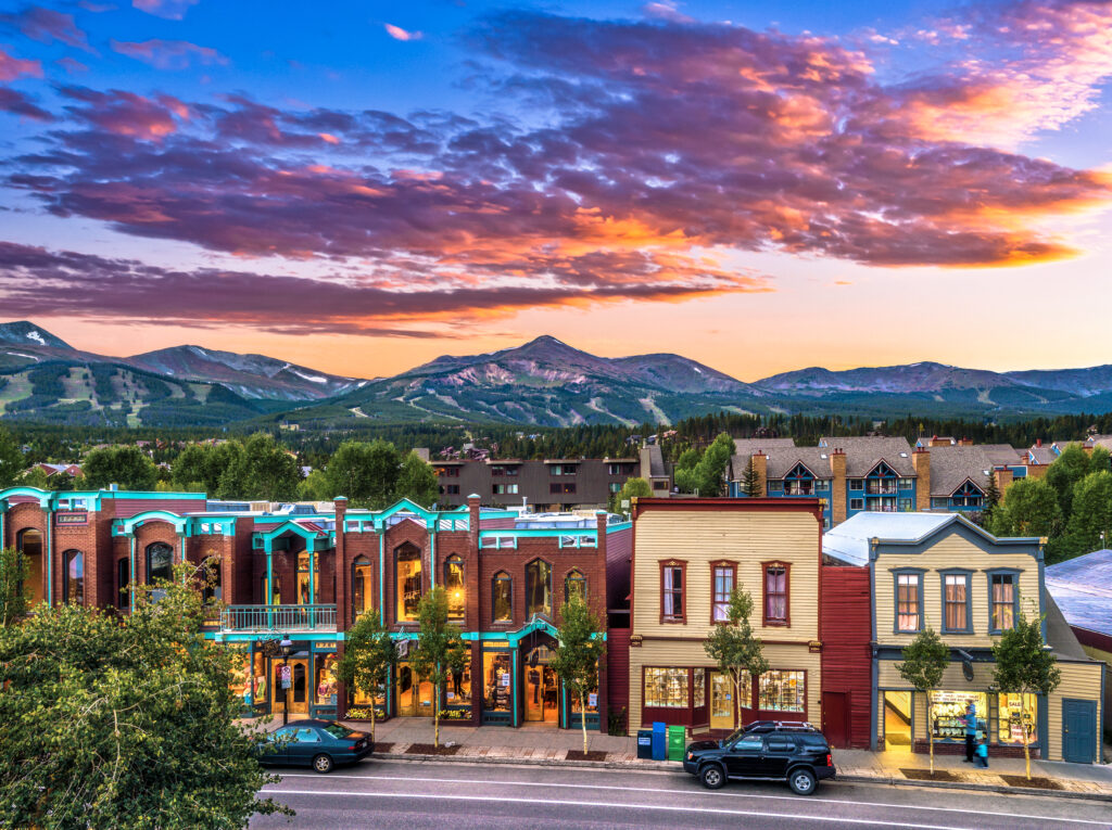 Town-at-Sunset-in-Breckenridge-Colorado-USA-TRUE-amerika-america-amerika-rundreisen-usa-kanada-reiseveranstalter-individuelle-usa-reisen-abenteuer-stars-hollywood-movie-blockbuster-golden-gate-brigde-freiheitsstatue