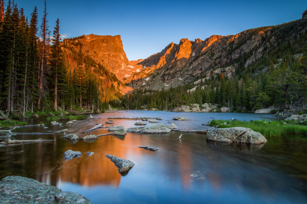 Alpenglow-kisses-Hallet-Peak-in-Rocky-Mountain-National-Park-USA-TRUE-amerika-america-amerika-rundreisen-usa-kanada-reiseveranstalter-individuelle-usa-reisen-abenteuer-stars-hollywood-movie-blockbuster-golden-gate-brigde-freiheitsstatue