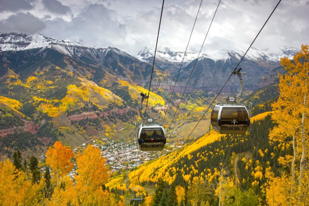 Mit-der-Gondel-durch-die-Herbstfarben-bei-Telluride-USA-TRUE-amerika-america-amerika-rundreisen-usa-kanada-reiseveranstalter-individuelle-usa-reisen-abenteuer-stars-hollywood-movie-blockbuster-golden-gate-brigde-freiheitsstatue