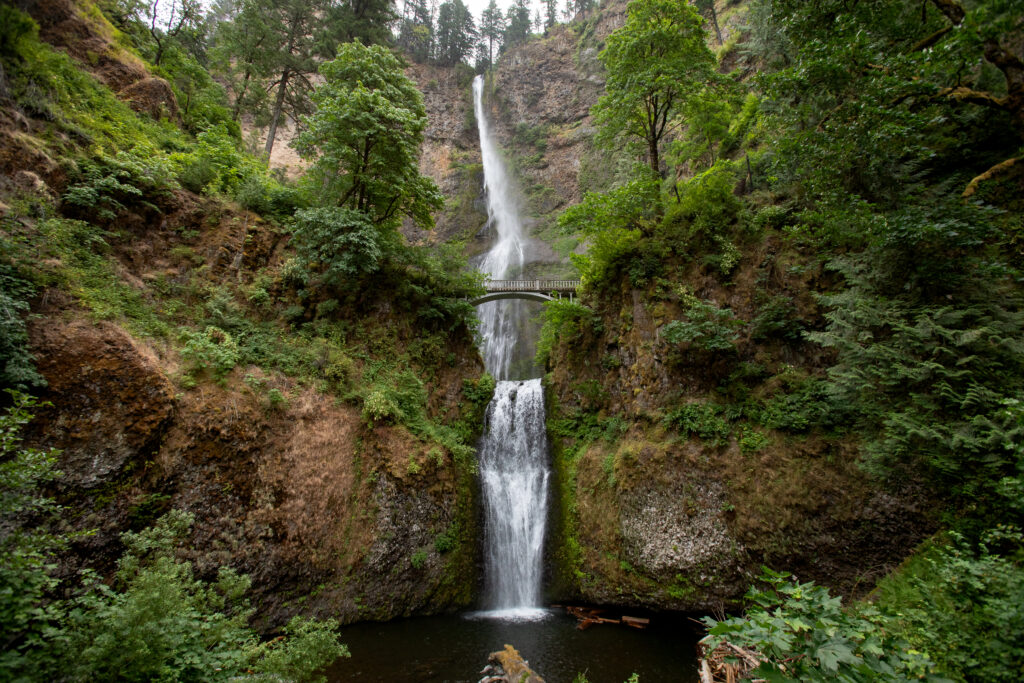 Multnomah-Falls-along-the-Historic-Columbia-River-Highway-USA-TRUE-amerika-america-amerika-rundreisen-usa-kanada-reiseveranstalter-individuelle-usa-reisen-abenteuer-stars-hollywood-movie-blockbuster-golden-gate-brigde-freiheitsstatue