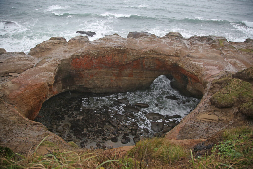 Devils-Punchbowl-State-Natural-Area-near-Newport-Oregon-USA-TRUE-amerika-america-amerika-rundreisen-usa-kanada-reiseveranstalter-individuelle-usa-reisen-abenteuer-stars-hollywood-movie-blockbuster-golden-gate-brigde-freiheitsstatue