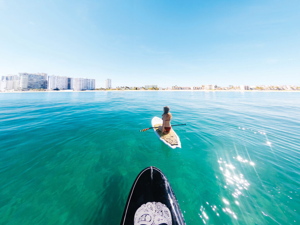 Paddleboarding-Visit-Lauderdale-Florida-USA-TRUE-amerika-america-amerika-rundreisen-usa-kanada-reiseveranstalter-individuelle-usa-reisen-abenteuer-stars-hollywood-movie-blockbuster-golden-gate-brigde-freiheitsstatue