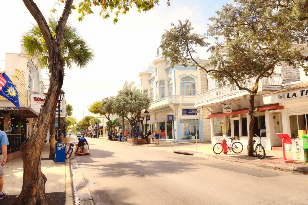 Key-West-Duval-Street-Florida-USA-TRUE-amerika-america-amerika-rundreisen-usa-kanada-reiseveranstalter-individuelle-usa-reisen-abenteuer-stars-hollywood-movie-blockbuster-golden-gate-brigde-freiheitsstatue