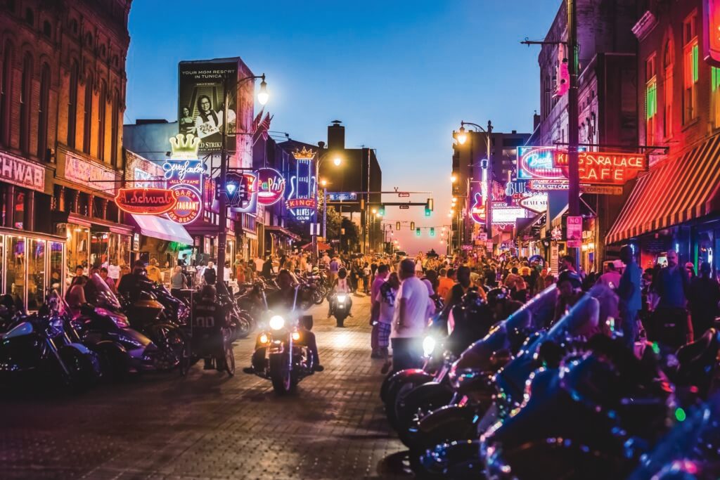 Beale-Street-Memphis-Tennessee-USA-TRUE-amerika-america-amerika-rundreisen-usa-kanada-reiseveranstalter-individuelle-usa-reisen-abenteuer-stars-hollywood-movie-blockbuster-golden-gate-brigde-freiheitsstatue