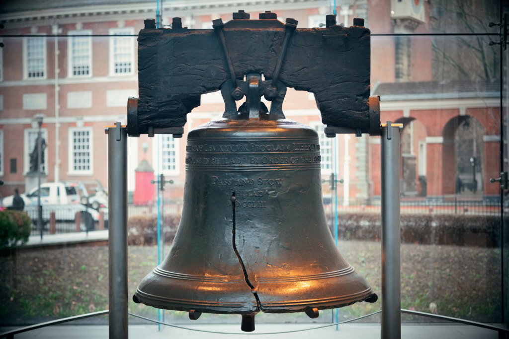 Pennsylvania-Liberty-Bell--USA-TRUE-amerika-america-amerika-rundreisen-usa-kanada-reiseveranstalter-individuelle-usa-reisen-abenteuer-stars-hollywood-movie-blockbuster-golden-gate-brigde-freiheitsstatue