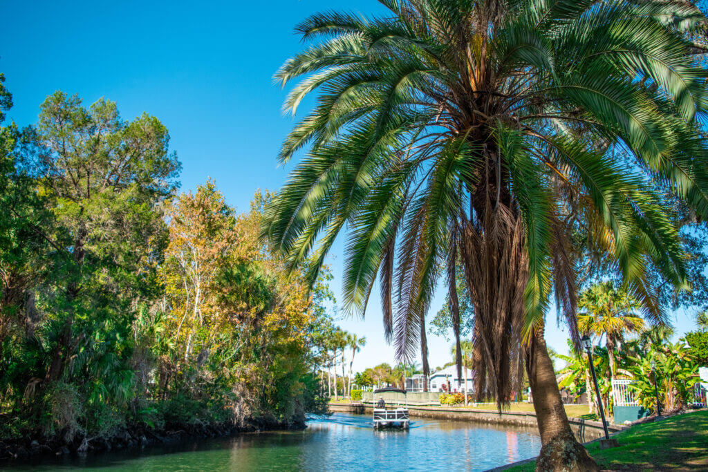 Crystal River_Citrus County_Plantation on Crystal River _Boat in Canal 2_2020 (Summer Gonzalez)-USA-TRUE-amerika-america-amerika-rundreisen-usa-kanada-reiseveranstalter-individuelle-usa-reisen-abenteuer-stars-hollywood-movie-blockbuster-golden-gate-brigde-freiheitsstatue